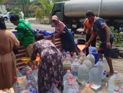 21 Ribu Liter Air Bersih Disalurkan, Polisi dan Ojol Bojonegoro Antar hingga Rumah Warga
