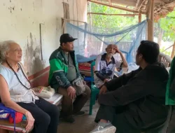 Jumat Berkah, Ojol Bojonegoro Bersatu Salurkan Bantuan untuk Pasutri Lansia di Jalan Veteran