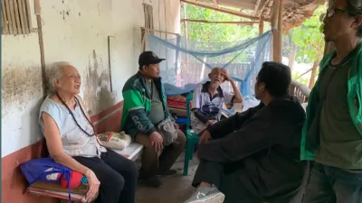 Ojol Bojonegoro Bersatu menyalurkan bantuan kepada pasutri lansia