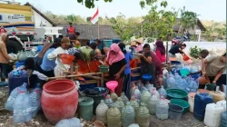 Kemarau Panjang Melanda, GMT, SEN dan SBU Salurkan 5.000 Liter Air ke Warga Klumpang