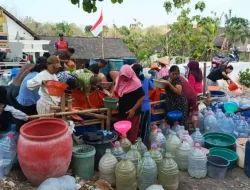 Kemarau Panjang Melanda, GMT, SEN dan SBU Salurkan 5.000 Liter Air ke Warga Klumpang