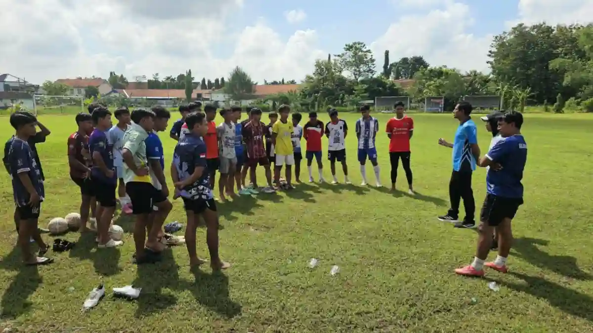 Wicaksono melatih pemain SMAN 3 Bojonegoro