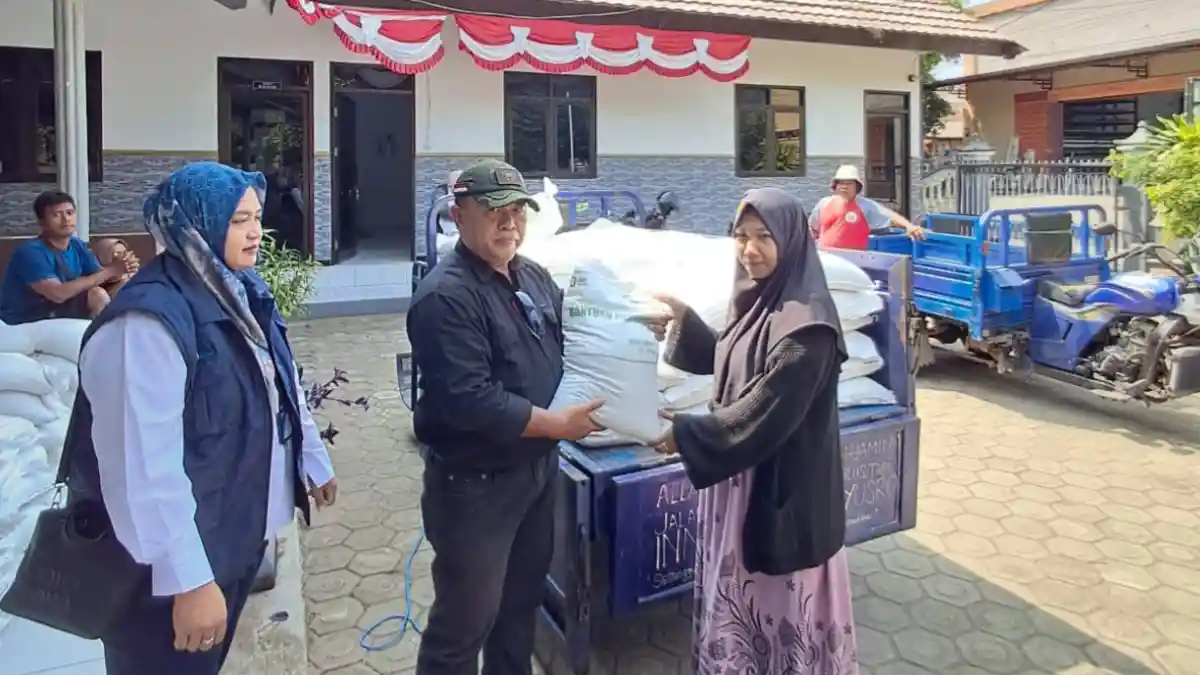Bulog Bojonegoro menyalurkan beras bantuan pangan kepada penerima