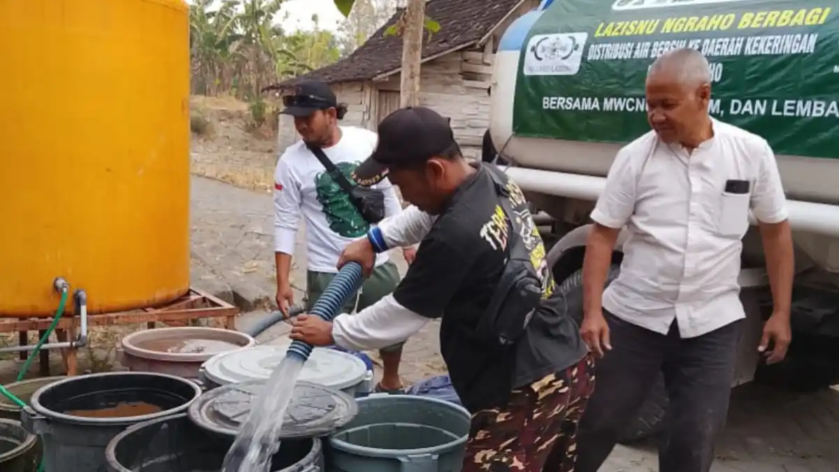LAZISNU Ngraho menyalurkan air bersih kepada warga