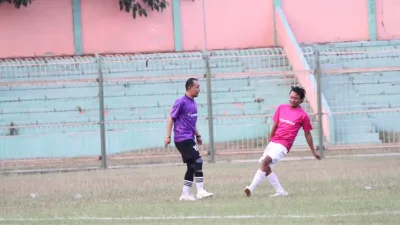 Abdulloh Umar bermain fun football bersama EMCL
