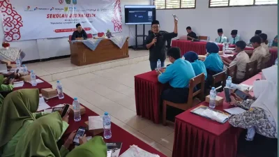 RPS memberikan materi jurnalistik kepada siswa di Tuban