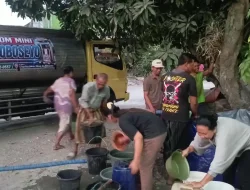Peduli Warga Terdampak Kemarau, YoBoseyo Kirim 8.000 Liter Air