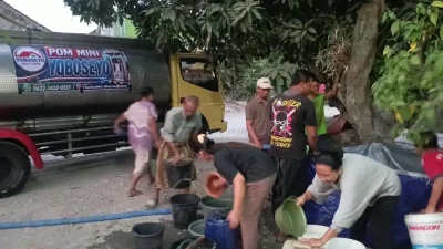 Peduli Warga Terdampak Kemarau, YoBoseyo Kirim 8.000 Liter Air