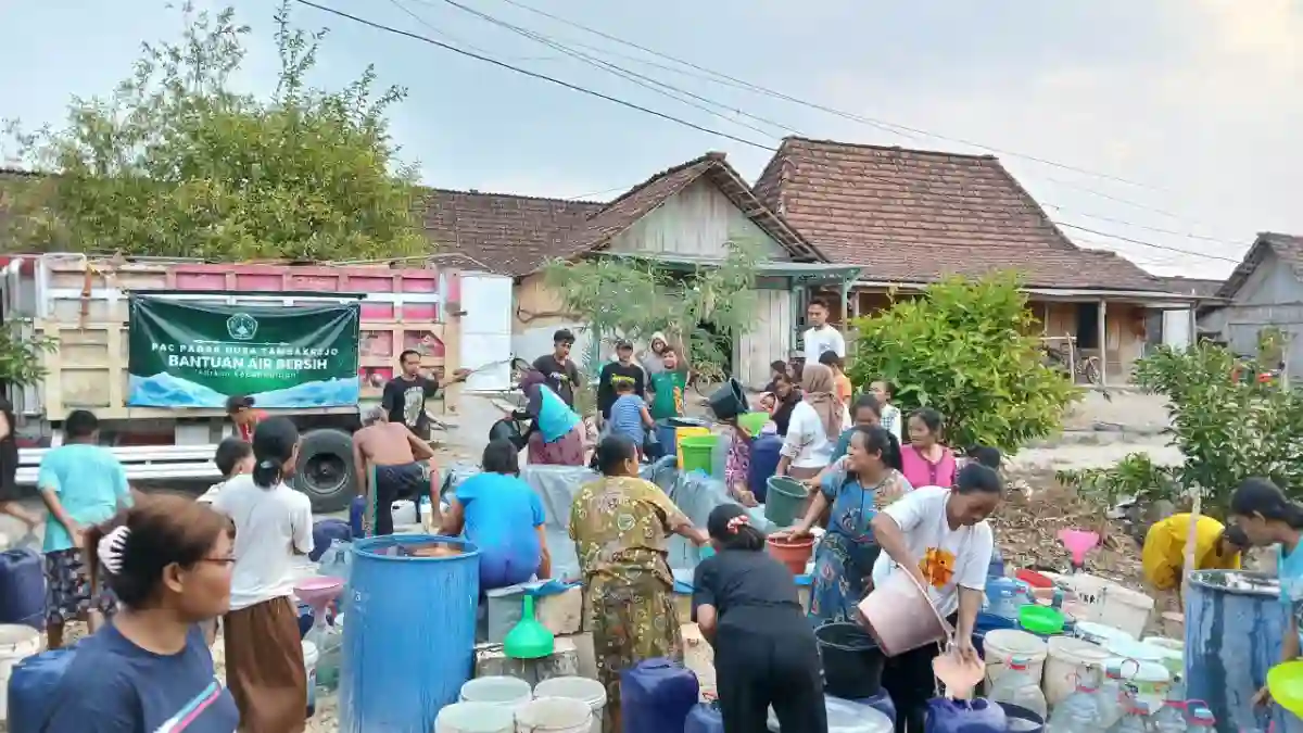 Pagar Nusa Tambakrejo menyalurkan bantuan air bersih