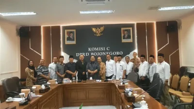Abdulloh Umar bersama Dewan Pendidikan Bojonegoro
