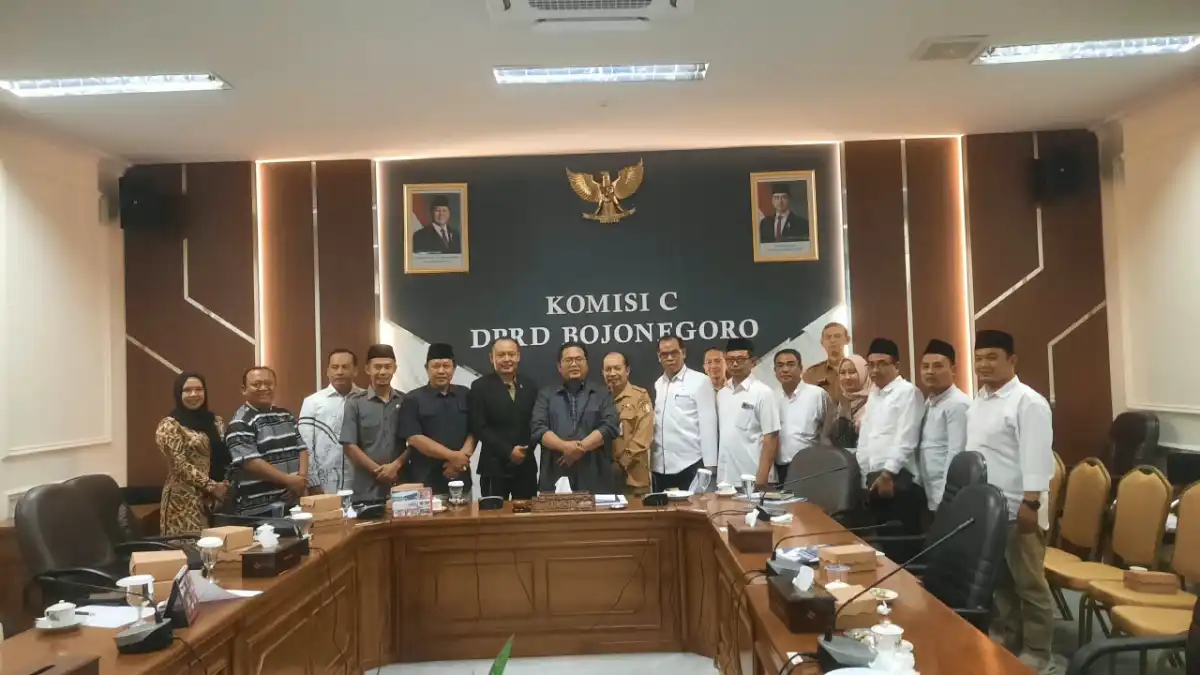 Abdulloh Umar bersama Dewan Pendidikan Bojonegoro