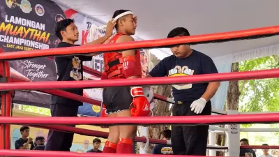 Cavan Ayuban memimpin pertandingan Muaythai di Lamongan