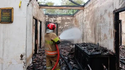 Petugas Damkarmat padamkan kebakaran rumah di Dander