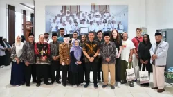 Mahasiswa internasional STIEKIA bersama Bupati Bojonegoro