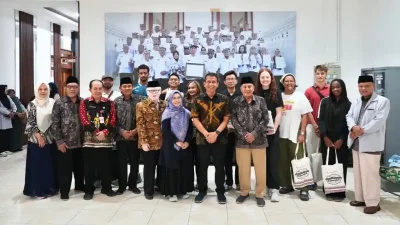 Mahasiswa internasional STIEKIA bersama Bupati Bojonegoro