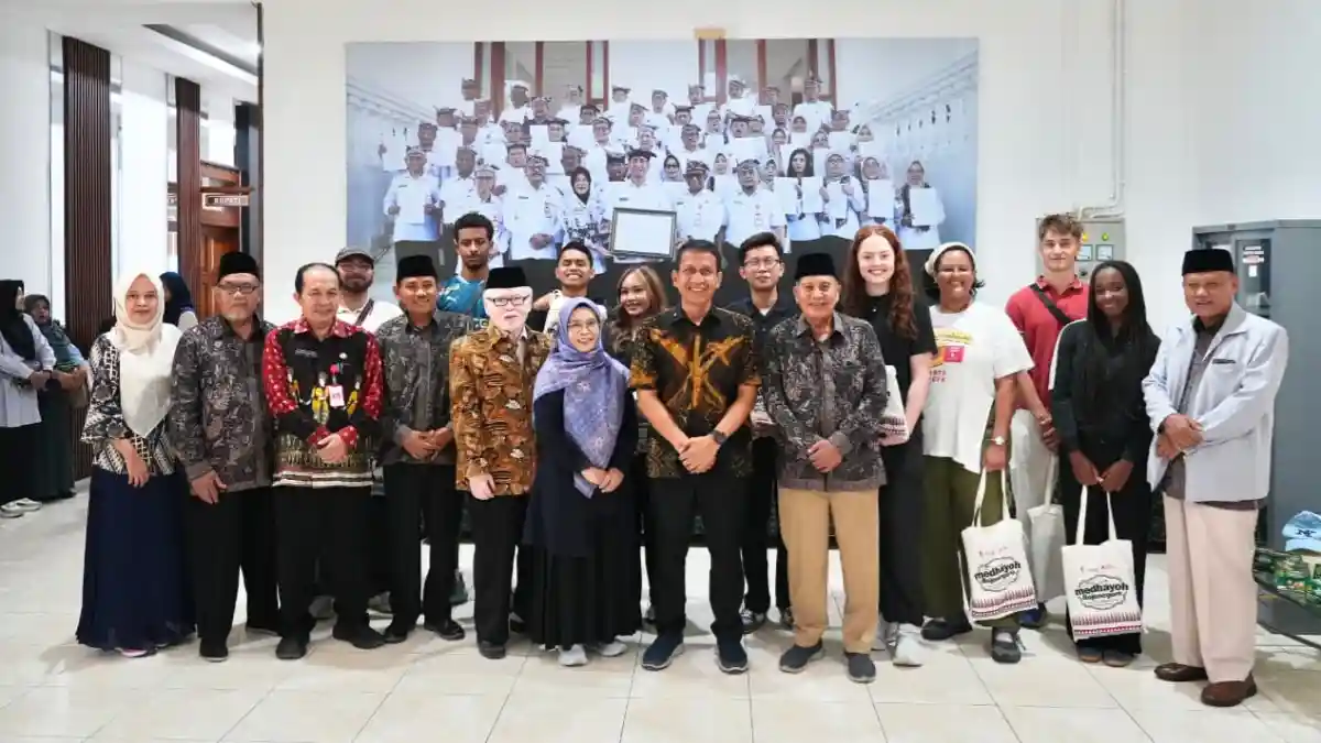 Mahasiswa internasional STIEKIA bersama Bupati Bojonegoro