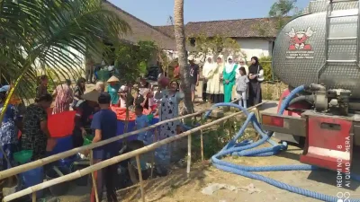 TB Prima Sejahtera salurkan bantuan air bersih untuk warga Sumbadan