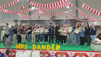 Koperasi Kareb membagikan paket sembako HUT ke-50