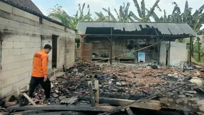 Rumah Warga Ngampel Terbakar