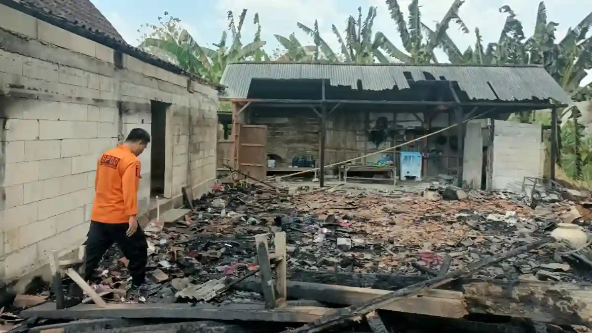 Rumah Warga Ngampel Terbakar