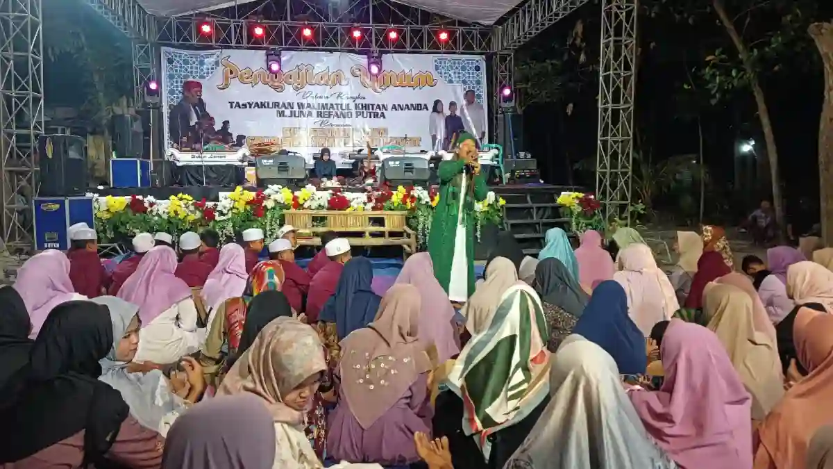 Gus Gendeng menyampaikan tausiyah pada acara khitanan Juna