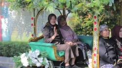 Wabup Bojonegoro dan Cantika Wahono naik kereta kuda saat kirab wisuda Unigoro