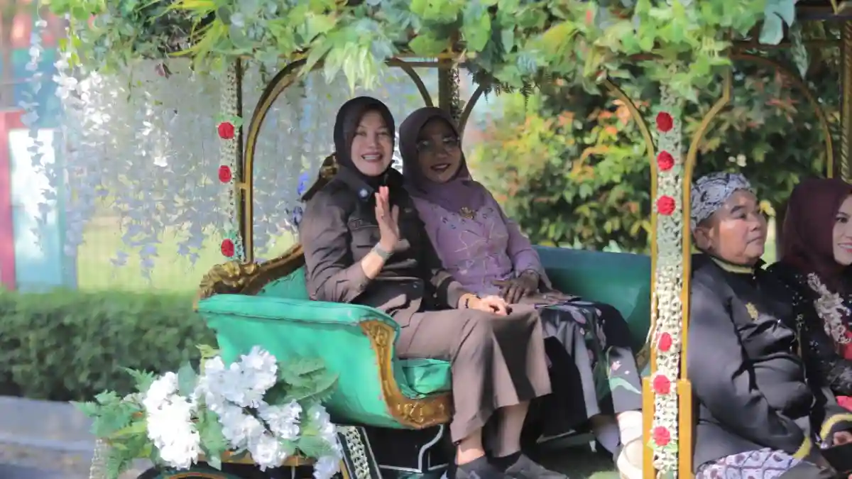 Wabup Bojonegoro dan Cantika Wahono naik kereta kuda saat kirab wisuda Unigoro