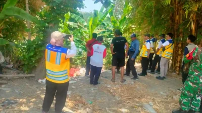 Peninjauan sempadan Bengawan Solo di Jetak bersama BBWS