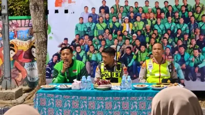 Suwito (pegang mik) dalam sebuah kesempatan