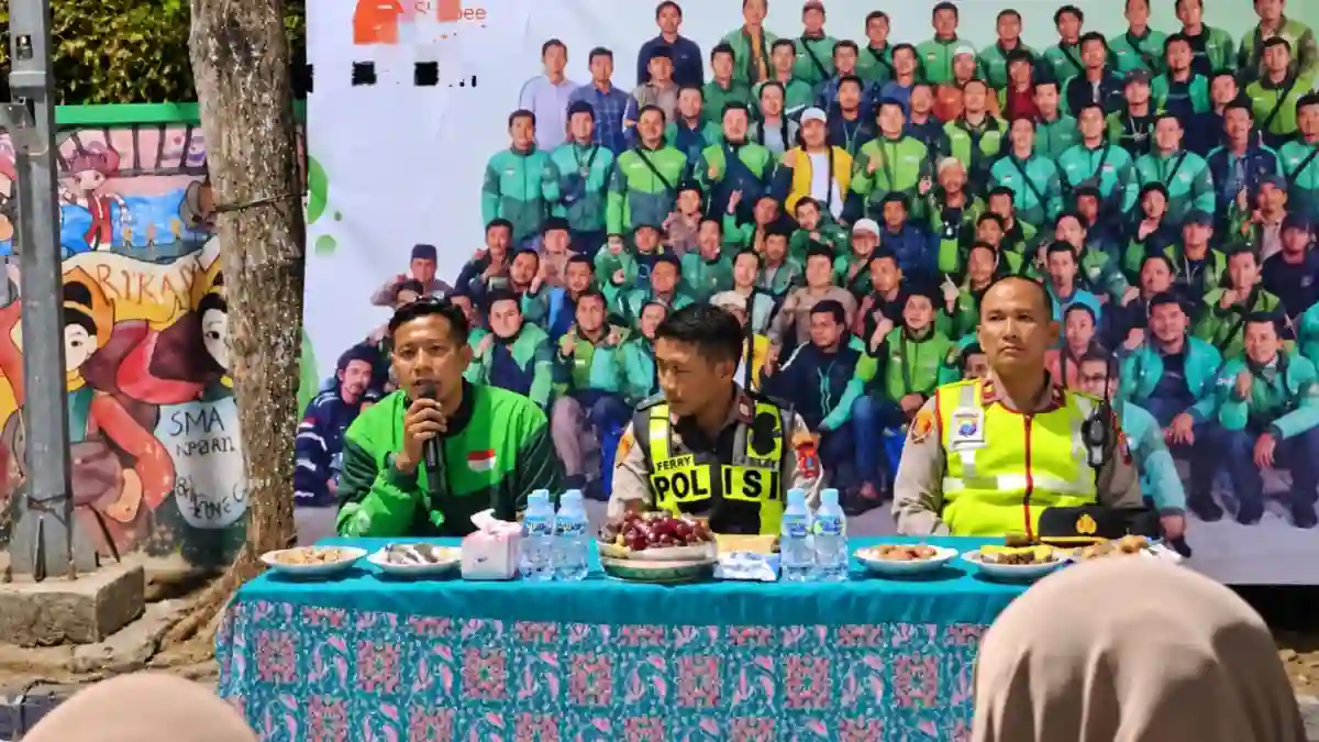 Suwito (pegang mik) dalam sebuah kesempatan