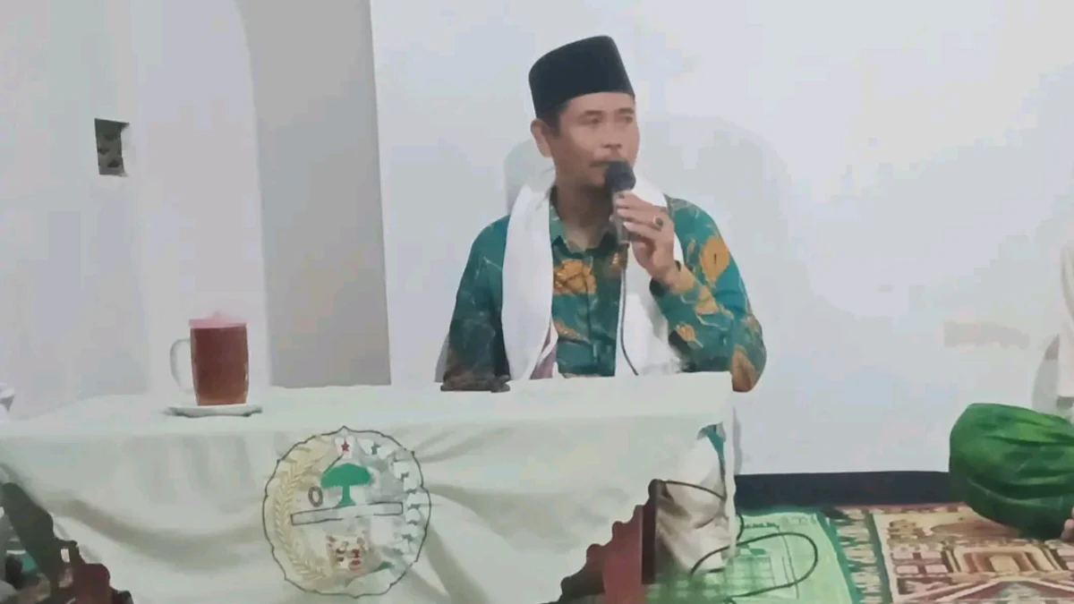 K. Muzaini Qohar menyampaikan pengajian rutin Malam Sabtu Kliwon di Mushola An-Nur Desa Mojoranu, Bojonegoro.