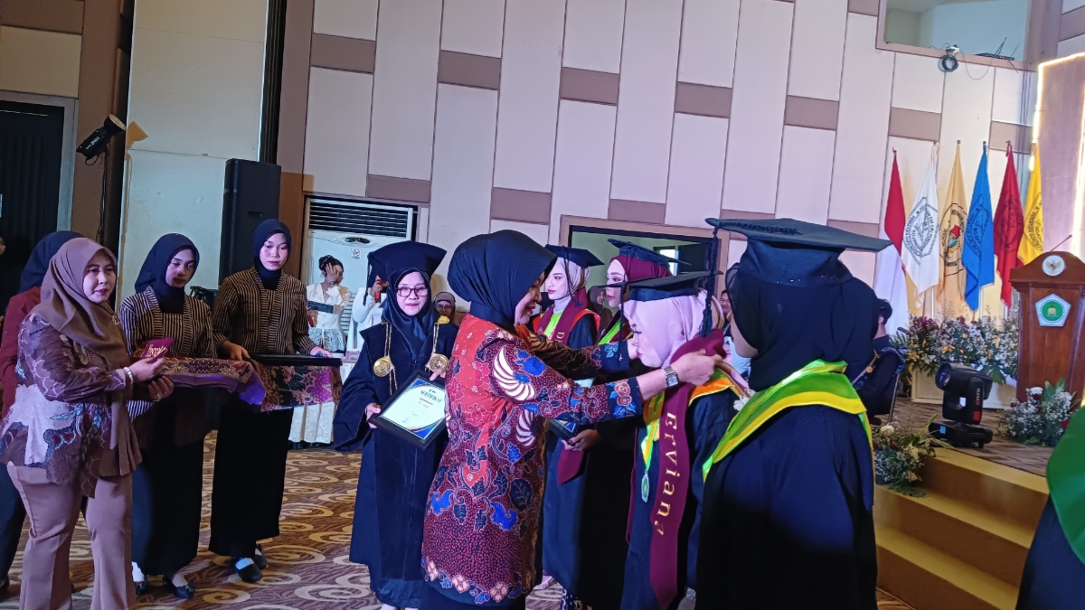Nurul Azizah mengalungkan syal kepada mahasiswi terbaik di masing prodi IKIP PGRI Bojonegoro