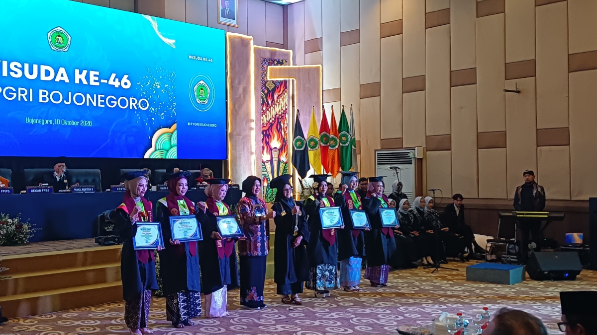 Nurul Azizah didampingi Rektor IKIP PGRI Bojonegoro photo bersama dengan lulusan terbaik