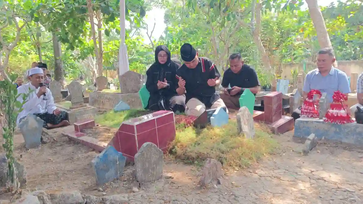 Kapolda Jatim Irjen Pol Dekananto Eko Purwono ziarah ke makam leluhur di Bojonegoro bersama rombongan.