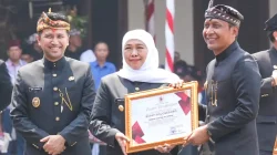 Bupati Bojonegoro menerima penghargaan Pembina Siskamling Terbaik I Jawa Timur 2026