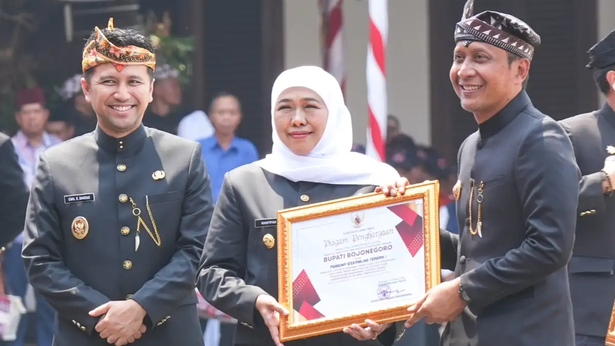 Bupati Bojonegoro menerima penghargaan Pembina Siskamling Terbaik I Jawa Timur 2026