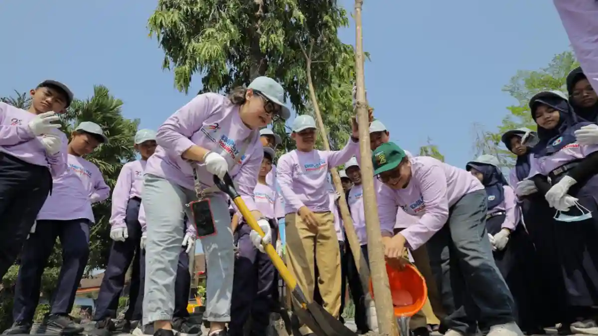 Kegiatan penanaman pohon dalam program Arboretum Hutan Sekolah PEPC Zona 12.