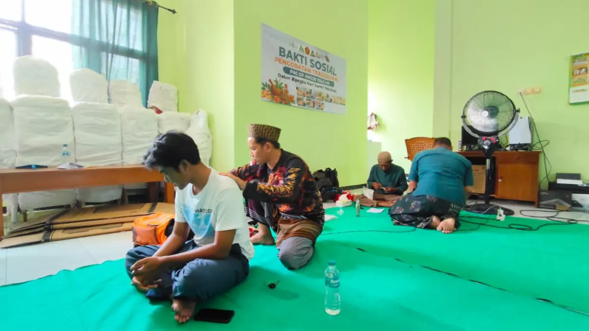Pengobatan tradisional gratis oleh PAC GP Ansor Trucuk dalam rangka HSN 2026