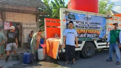 Ranting NU Kayulemah menyalurkan bantuan air bersih kepada warga terdampak kekeringan di Bojonegoro.