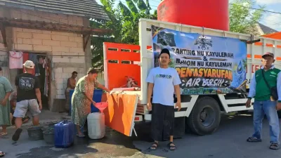 Ranting NU Kayulemah menyalurkan bantuan air bersih kepada warga terdampak kekeringan di Bojonegoro.