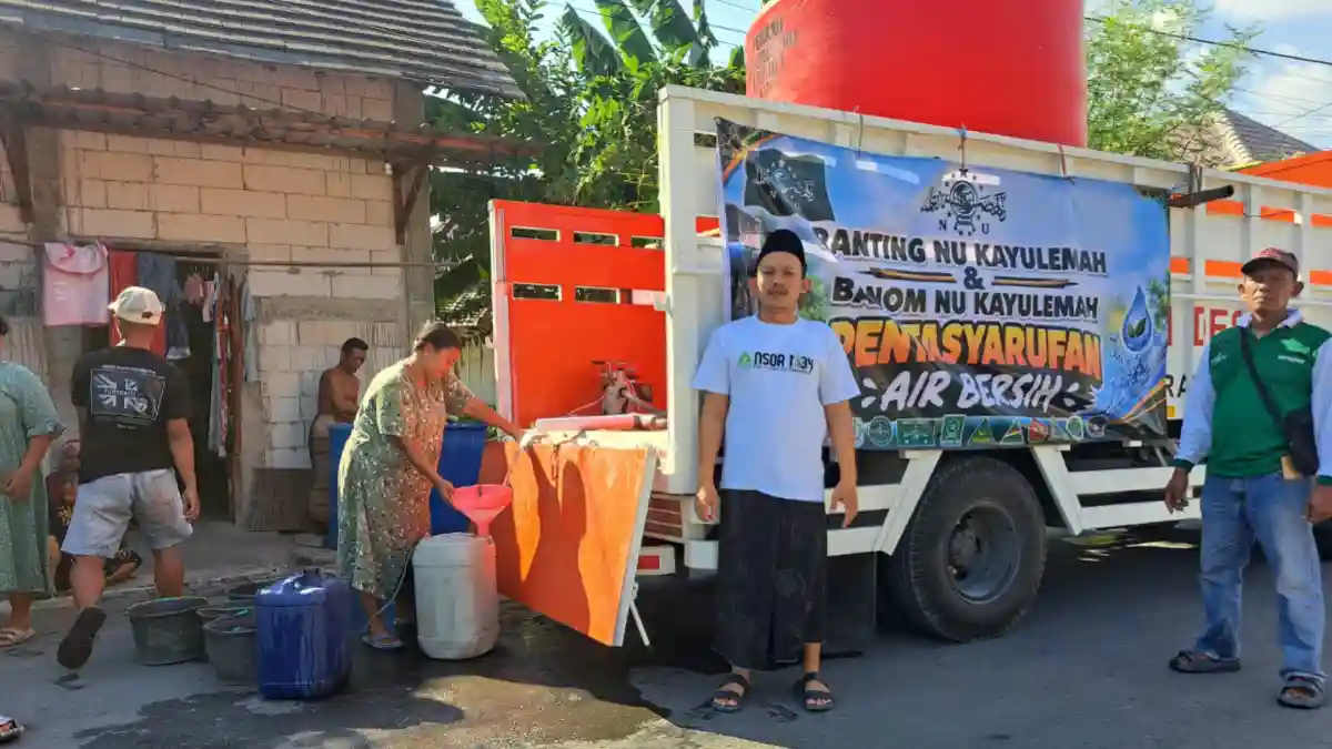 Ranting NU Kayulemah menyalurkan bantuan air bersih kepada warga terdampak kekeringan di Bojonegoro.