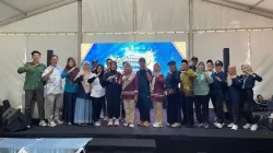 Penutupan Gutanbo Fest 2026 di Bojonegoro dengan foto bersama panitia dan peserta di atas panggung.