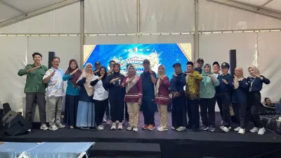 Penutupan Gutanbo Fest 2026 di Bojonegoro dengan foto bersama panitia dan peserta di atas panggung.