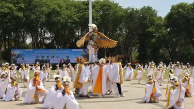 Atraksi seni siswa SMP binaan Disbudpar pada upacara HJB ke-349 Bojonegoro