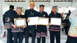 Suyanto MYK memegang piagam penghargaan dari Bupati Bojonegoro