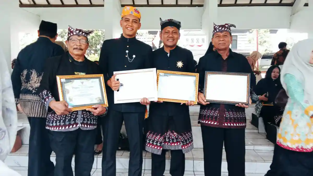 Suyanto MYK memegang piagam penghargaan dari Bupati Bojonegoro
