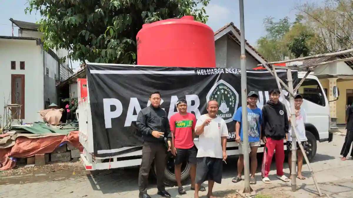 Pagar Nusa Ranting Kayulemah menyalurkan bantuan air bersih kepada warga saat kemarau panjang di Bojonegoro.