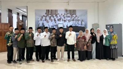 PCNU Bojonegoro bersama Banom NU dan panitia HSN 2026 berfoto bersama Bupati Setyo Wahono usai audiensi.