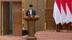 Bupati Bojonegoro menyampaikan nota penjelasan Raperda APBD 2027 di podium rapat paripurna DPRD