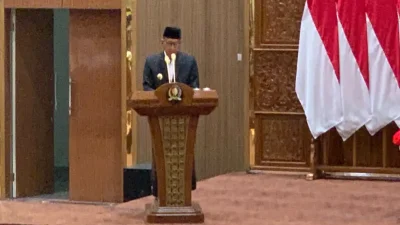 Bupati Bojonegoro menyampaikan nota penjelasan Raperda APBD 2027 di podium rapat paripurna DPRD